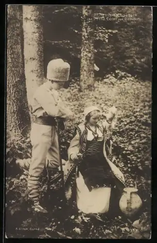 AK Prinzessin Elisabeth von Rumänien im Wald mit Prinz Carol