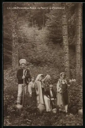 AK Principesa Maria cu Printii si Printesele von Rumänien in Tracht im Wald