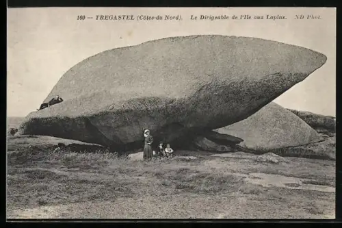 AK Trégastel, Le Dirigeable de L`Ile aux Lapins, Familie bei einer Gesteinsformation