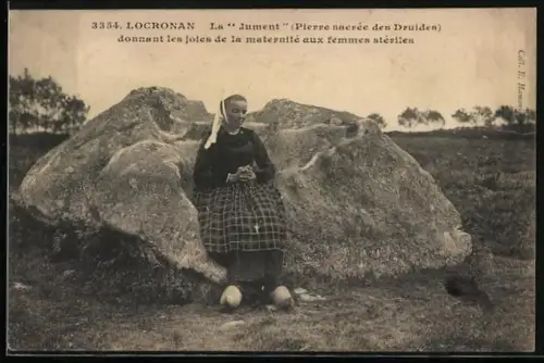 AK Locronn, la Jument, Pierre sacrée des druides, Fräulein in Tracht und heiliger Stein der Druiden