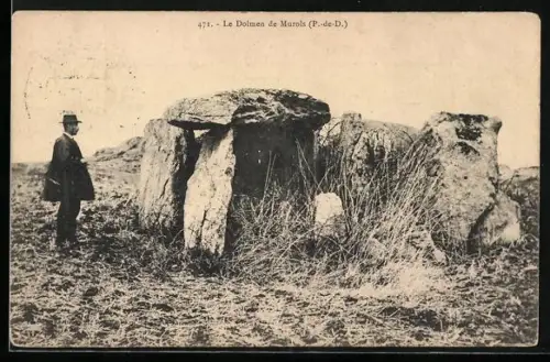 AK Le Dolmen de Murols, Mann steht neben Gesteinsformation