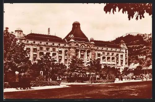 AK Budapest, Gellertsplatz mit Hotel Gellert