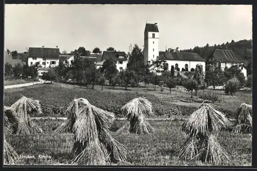 AK Umiken, Ortspartie mit Kirche, im Vordergrund Getreidegarben