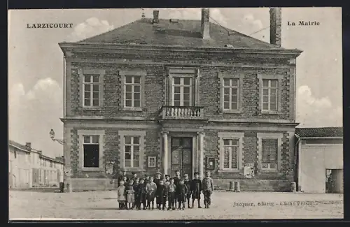 AK Larzicourt, La Mairie avec groupe d`enfants devant l`entrée