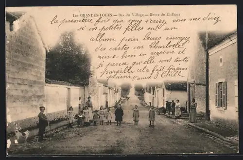 AK Les Grandes-Loges, Bas du village, Route de Châlons avec des enfants dans la rue