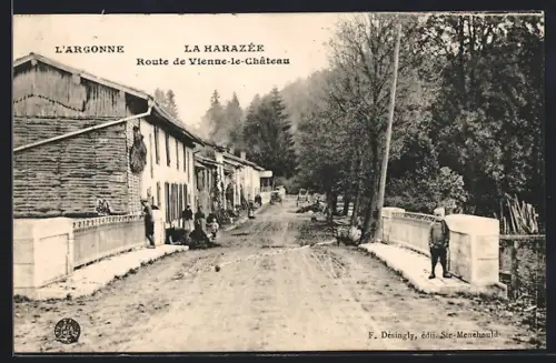 AK La Harazée /L`Argonne, Route de Vienne-le-Château en Argonne avec maisons et pont