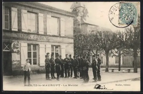 AK Heiltz-le-Maurupt, La Mairie et groupe de soldats devant la maison commune