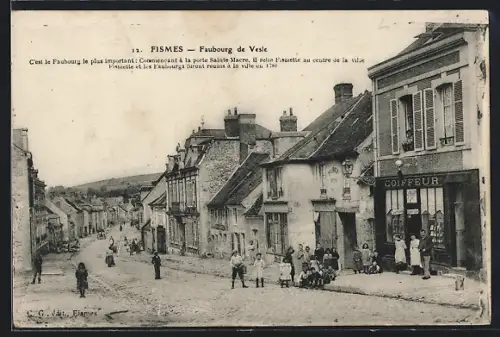 AK Fismes, Faubourg de Vesle avec habitants devant le salon de coiffure