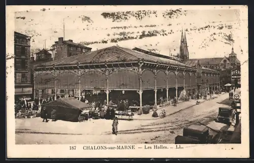 AK Châlons-sur-Marne, Les Halles animées avec foule et marché en plein air