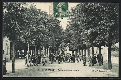 AK Ay-Champagne, Boulevard Sadi Carnot avec des enfants jouant sous les arbres