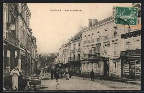AK Épernay, Rue Porte-Lucas animée avec passants et commerces