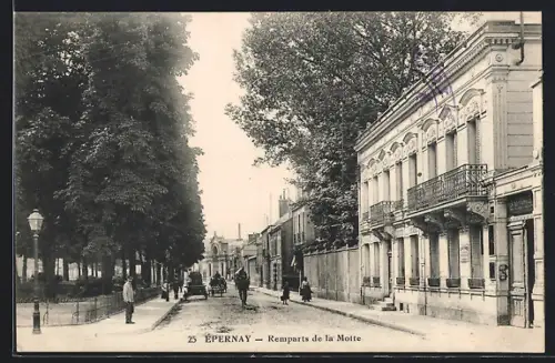 AK Épernay, Remparts de la Motte et rue animée avec passants