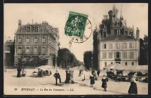 AK Épernay, La Rue du Commerce avec passants et marchés animés