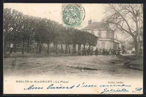 AK Heiltz-le-Maurupt, La Place avec des habitants et arbres taillés
