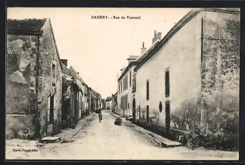 AK Damery, Rue de Venteuil avec des maisons anciennes et une rue calme