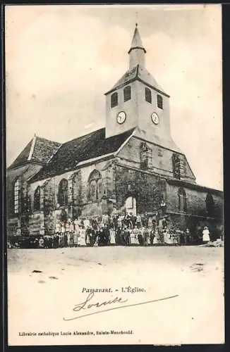 AK Passavant, L`Église avec groupe de personnes devant l`entrée