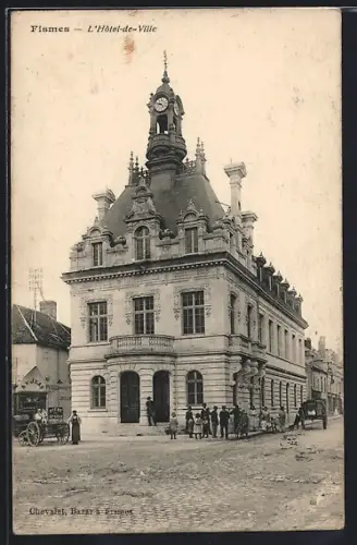 AK Fismes, L`Hôtel-de-Ville avec horloge et passants sur la place