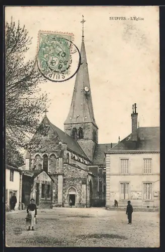 AK Suippes, L`Église et la place animée devant l`édifice