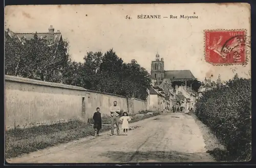 AK Sézanne, Rue Moyenne avec piétons et vue sur l`église en arrière-plan