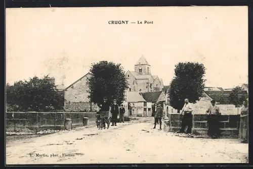 AK Crugny, Le Pont et vue de l`église avec des villageois sur le pont
