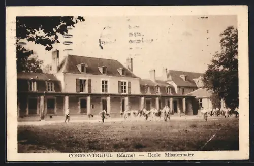 AK Cormontreuil /Marne, École Missionnaire et enfants jouant devant le bâtiment