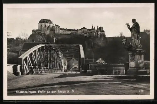 AK Frain /Thaya, Ortsansicht mit Brücke, Statue und Schloss