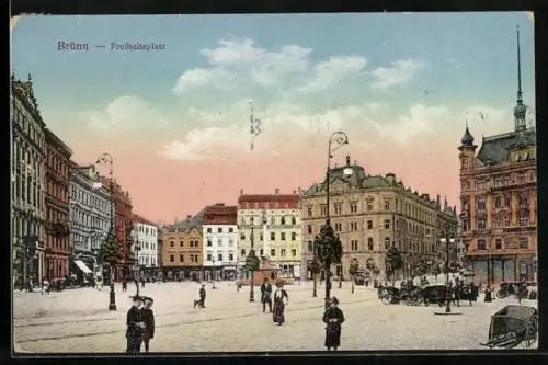 AK Brünn / Brno, Freiheitsplatz mit Passanten