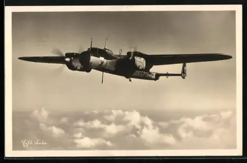 AK Zweimotoriges Kampfflugzeug Dornier Do 17 in den Wolken, 