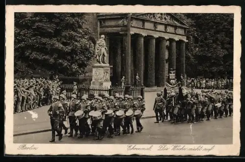 AK Berlin, Die Wache zieht vor dem Ehrenmal auf