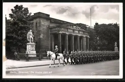 AK Berlin, Wachaufzug vor dem Ehrenmal