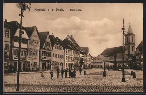 AK Neustadt a. d. Saale, Marktplatz mit Geschäften und Kirche