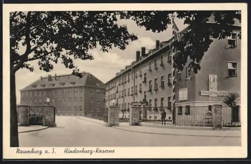 AK Naumburg a. S., Blick auf die Hindenburg Kaserne, Eingang mit Wachsoldat