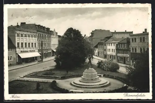 AK Artern, Bismarckplatz mit Geschäften und Denkmal