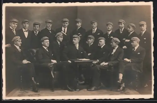 Foto-AK Neuhaldensleben, Gruppe von Studenten