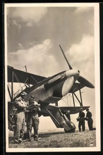 AK Flugzeug Fieseler Fi 167 wird startklar gemacht