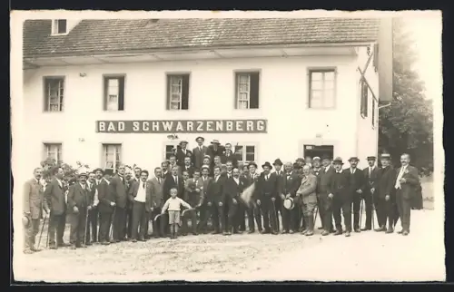 Foto-AK Schwarzenberg, Gruppenbild vor dem Gebäude Bad Schwarzenberg
