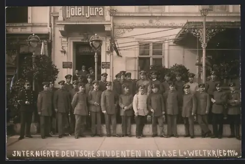 Foto-AK Basel, Internierte deutsche Studenten vor dem Hotel Jura, Weltkrieg 1916