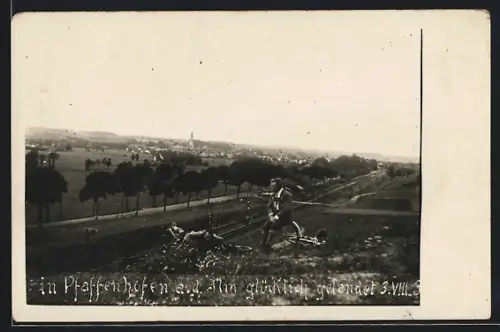 Foto-AK Pfaffenhofen a. d. Ilm, Fahrradfahrer bei der Rast, Blick zur Stadt