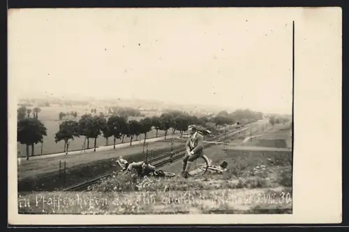 Foto-AK Pfaffenhofen a. d. Ilm, Fahrradfahrer legen eine Rast ein, Blick zur Stadt
