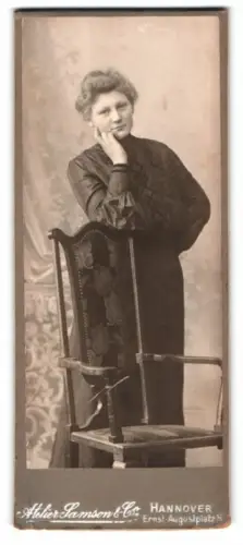 Fotografie Atelier Samson & Co., Hannover, Ernst-Augustplatz 5, Dame mit nachdenklicher Pose