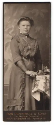 Fotografie Rob. Ochernal & Sohn, Marienberg i. S., Frau in elegantem Kleid