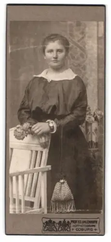 Fotografie Prof. Ed. Uhlenhuth, Coburg, Frau mit Blumen und Stuhl