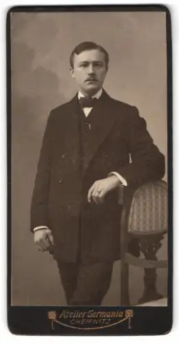 Fotografie Atelier Germania, Chemnitz, Zwickauerstr. 2, Eleganter Herr mit Krawatte
