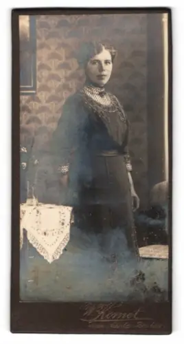 Fotografie W. Kornet, Wien, Bautzen, Elegante Dame im hochgeschlossenen Kleid
