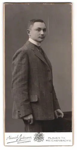 Fotografie Heinrich Axtmann, Plauen i. V., Reichenbach, Eleganter Herr im Anzug
