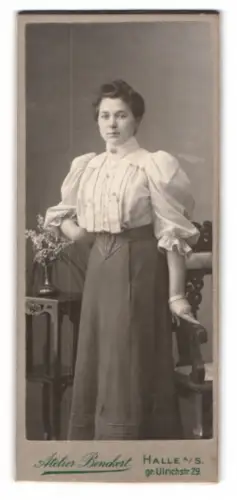 Fotografie Atelier Benckert, Halle a. S., gr. Ulrichstr. 29, Frau in eleganter Kleidung