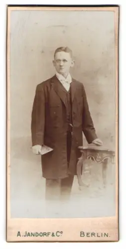 Fotografie A. Jandorf & Co., Berlin, Eleganter Herr mit Brille