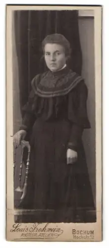 Fotografie Louis Frohwein, Bochum, Hochstr. 19, Junge Frau mit Stuhl