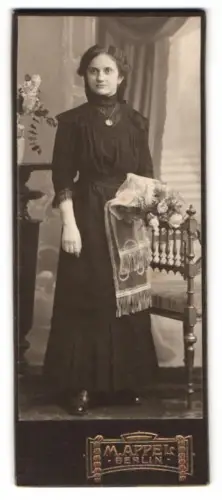 Fotografie M. Appel, Berlin, Neue Königstr 1, Frau mit elegantem Kleid