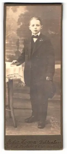 Fotografie Atelier Haynn, Berlin-Lichtenberg, Victoriaplatz 1, Junge im Anzug mit Hut